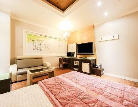 Apartamento de 1000 m² con 1 habitación/es y 1 baño/s de uso privado, en Uichang-gu Changwon Exterior foto